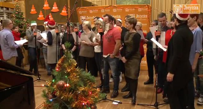 Dziennikarze radiowej Jedynki śpiewają kolędę słuchaczom (wideo)