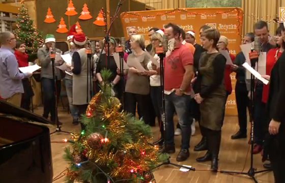 Dziennikarze radiowej Jedynki śpiewają kolędę słuchaczom (wideo)