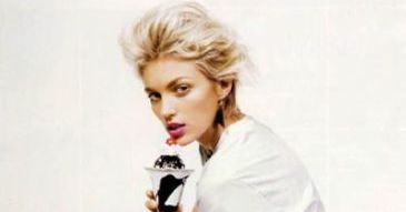 Anja Rubik reklamuje buty