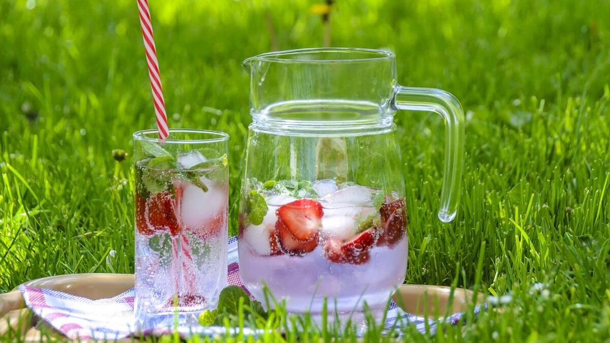 lemoniada truskawkowa podczas pikniku