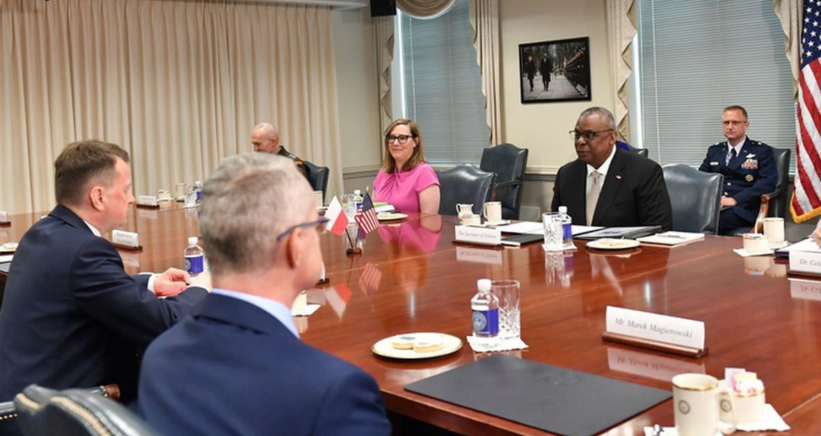 Mariusz Błaszczak (pierwszy z lewej) podczas spotkania z sekretarzem obrony USA Lloydem J. Austinem