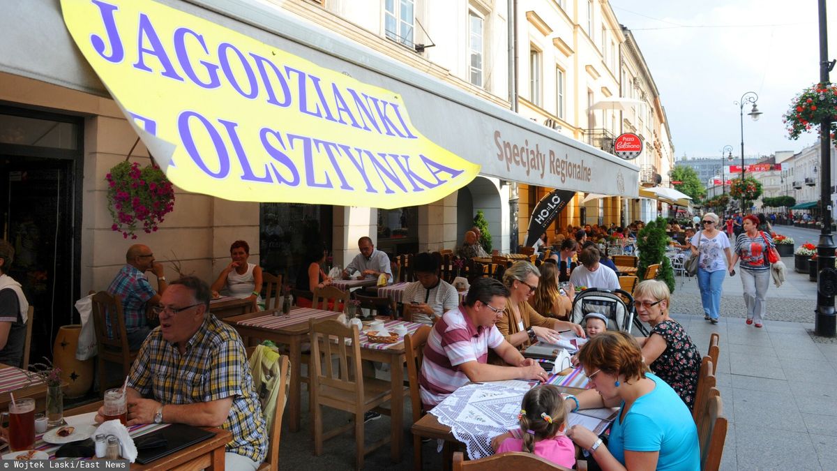 Ogródek uliczny restauracji Specjały Regionalne na Nowym Świecie. Jagodzianki z Olsztynka sprzedawane były m.in w Warszawie