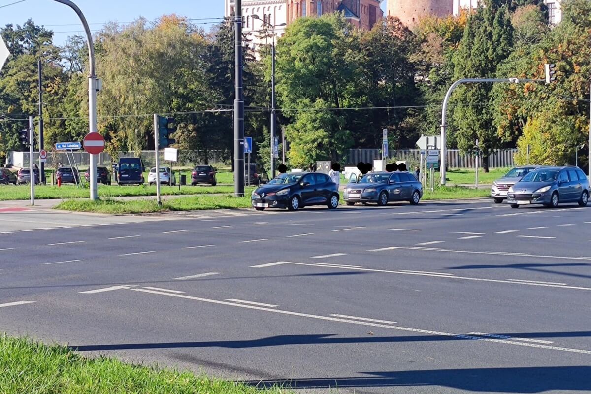 Zderzenie audi z renaultem na rondzie Dmowskiego przy Zamku