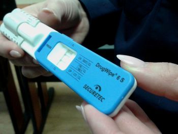 Kutno: Bez prawda jazdy, ale z narkotykami we krwi. 30-latek przewoził autem czteroletniego syna