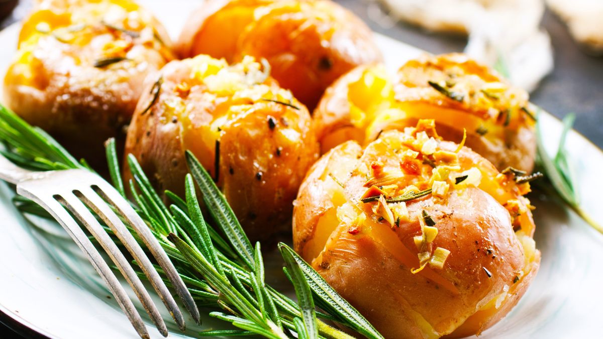 Włosi pieką ziemniaki z aromatycznymi dodatkami