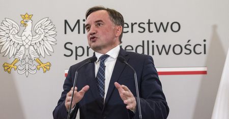 Mówił o arsenale broni. Prawnik mówi, kiedy Ziobro może stracić pozwolenie