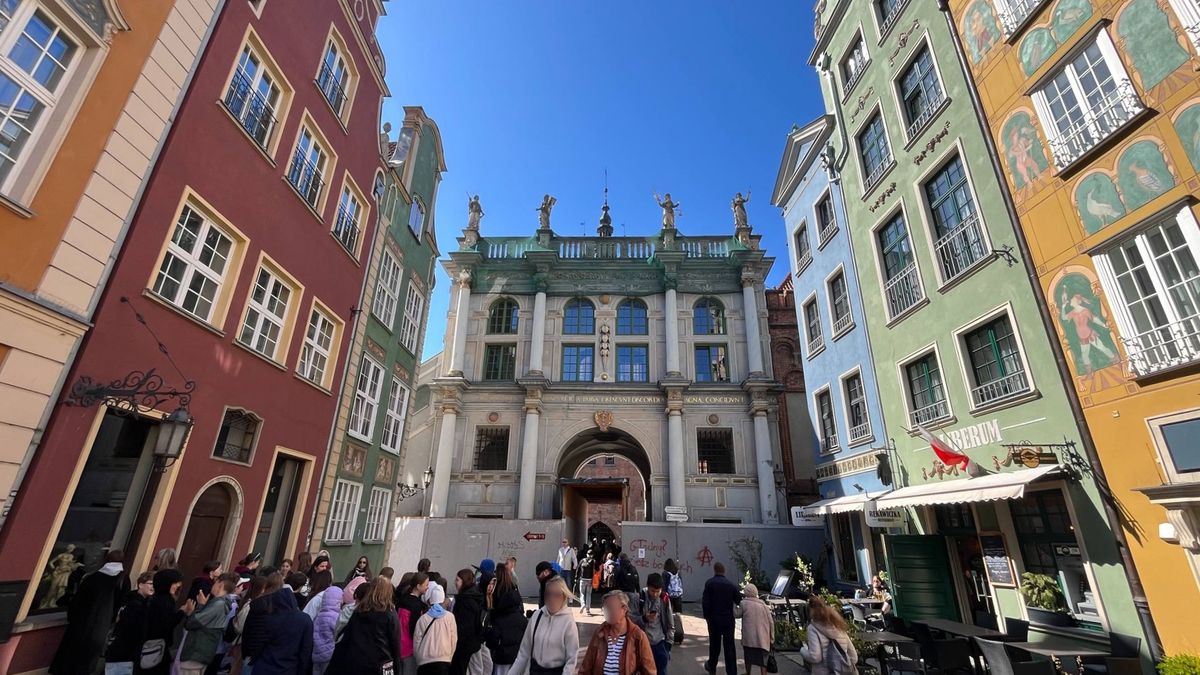 Złota Brama znajduje się na początku ul. Długiej