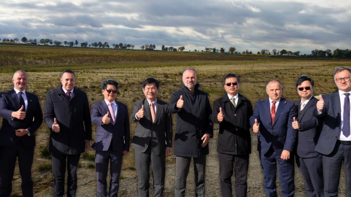 Władze Polski oraz Tajwanu na tle terenu inwestycji Foxconn pod Wrocławiem