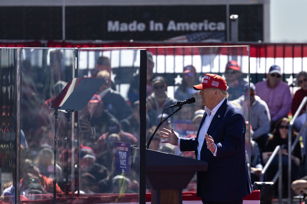 Trump accuses DOJ of political meddling at Wisconsin rally