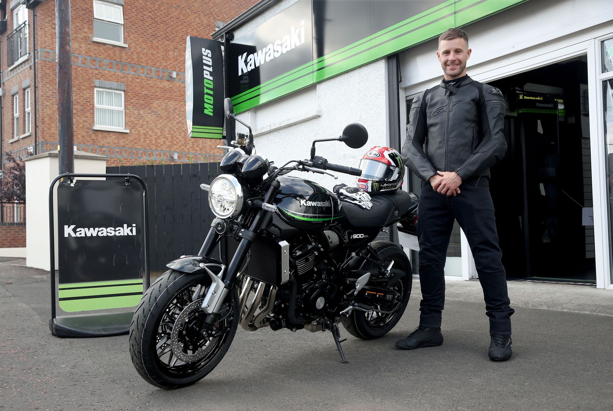 Jonathan Rea i jego kawasaki Z900RS