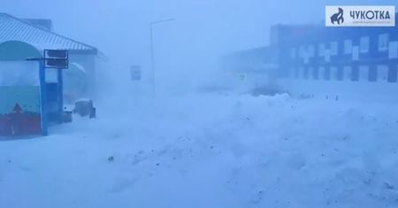 Burze śnieżne i siarczysty mróz. Zimowy krajobraz w Czukotce w Rosji