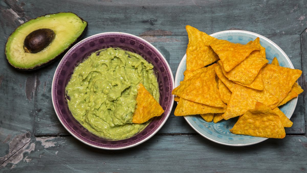 Nachos z guacamole to pyszna meksykańska przekąska.