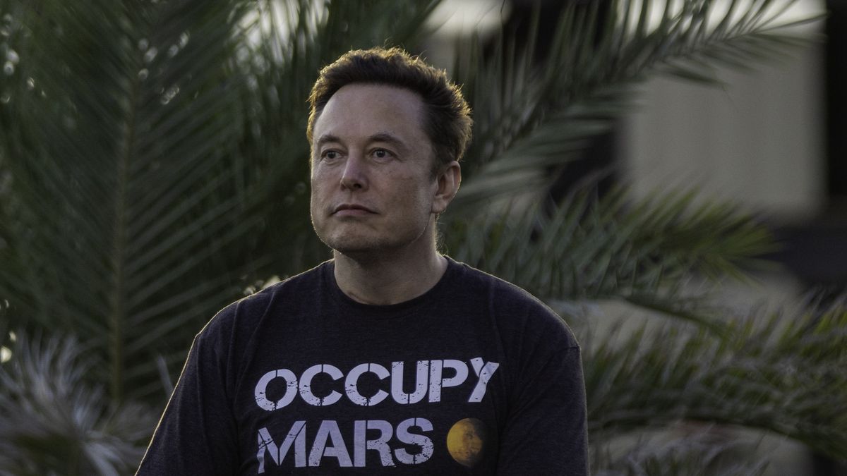BOCA CHICA BEACH, TX - AUGUST 25: SpaceX founder Elon Musk during a T-Mobile and SpaceX joint event on August 25, 2022 in Boca Chica Beach, Texas. The two companies announced plans to work together to provide T-Mobile cellular service using Starlink satellites. (Photo by Michael Gonzalez/Getty Images)