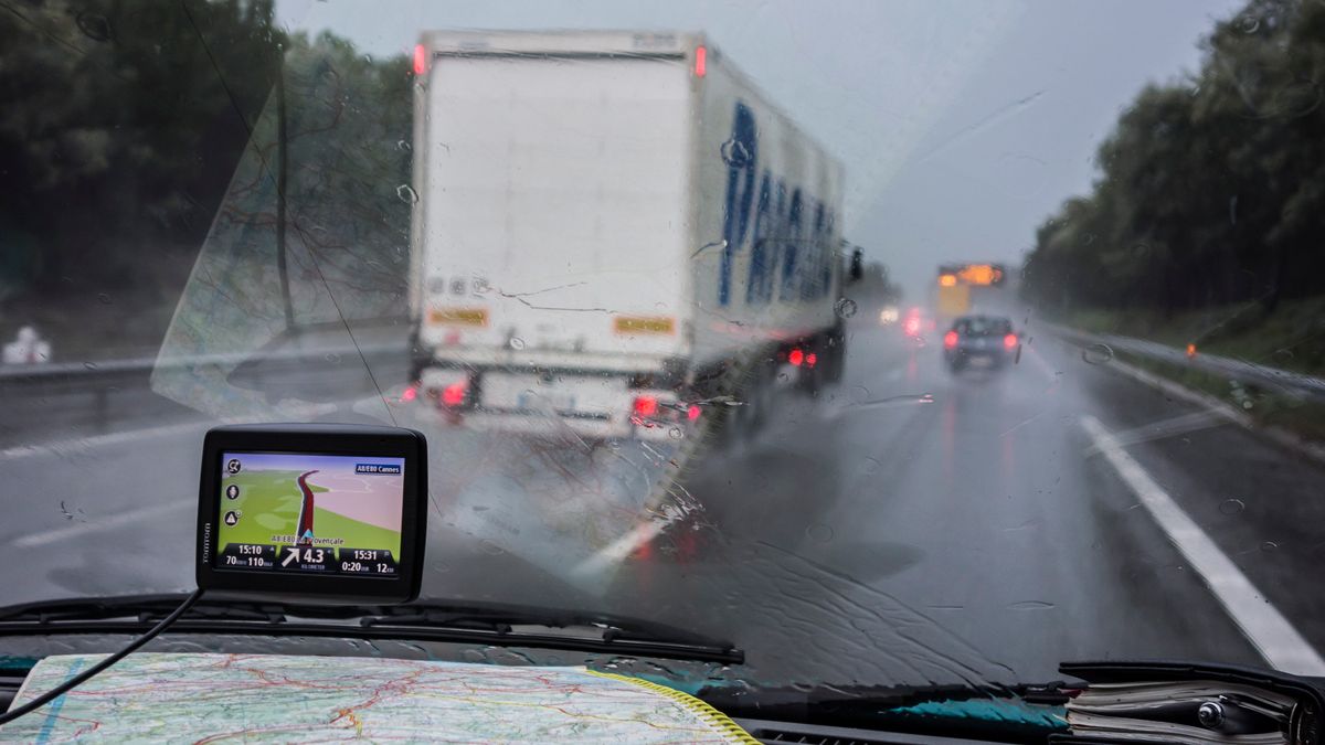 Zakaz wyprzedzania przez ciężarówki mogą ustanawiać zarządcy drogi.