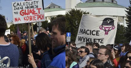 Tysiące osób protestowały pod Sejmem przeciwko ustawie antyaborcyjnej! (ZDJĘCIA)