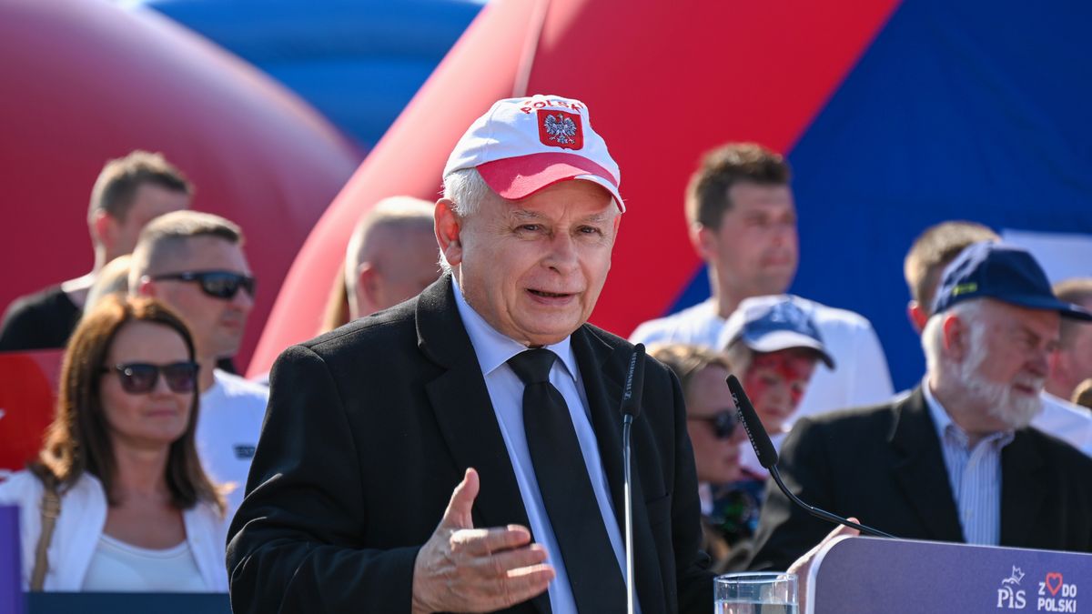 Wola Rzędzińska, 16.07.2023. Prezes PiS Jarosław Kaczyński przemawia podczas pikniku rodzinnego w Woli Rzędzińskiej, 16 bm. (mr) PAP/Paweł Topolski