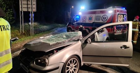 Mazowieckie. Rozpędzony golf z impetem uderzył w tira