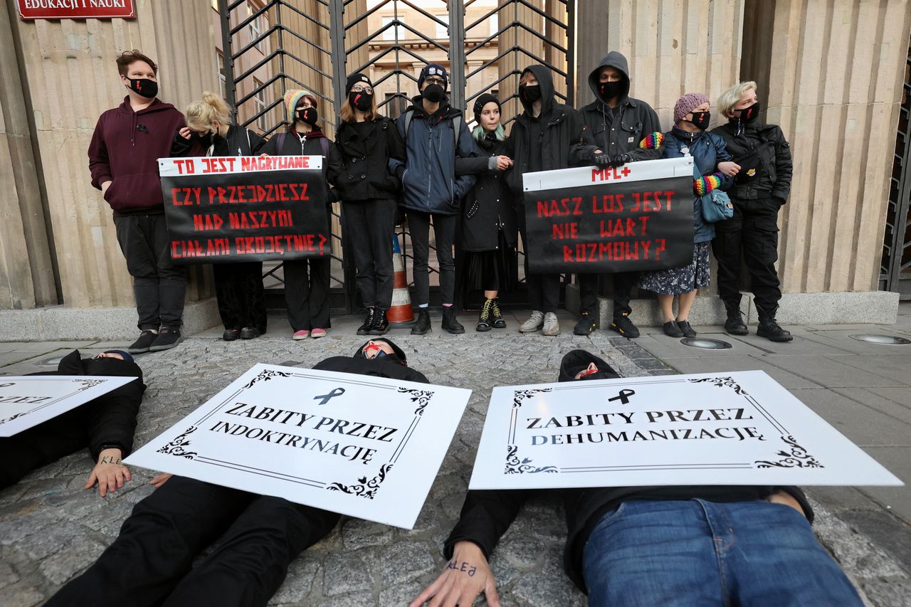 Warszawa. Przed gmachem Ministerstwa Edukacji i Nauki protestuje kilkanaście młodych osób