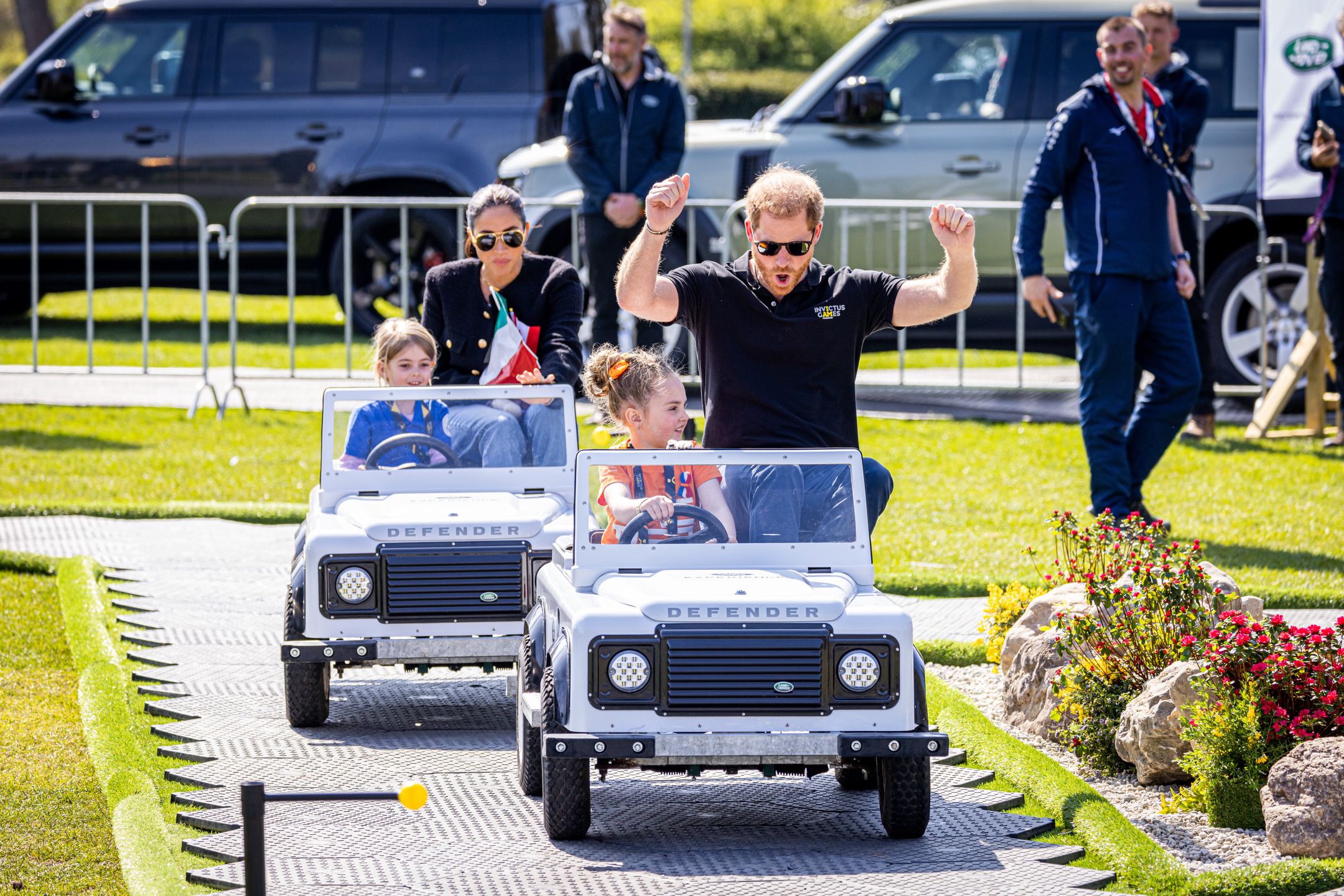 Meghan Markle szczerzy zęby przed kamerami Netfliksa na zawodach sportowych