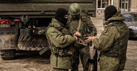 Rosja wysyła ukraińskich cywilów na front. Brutalna strategia Kremla