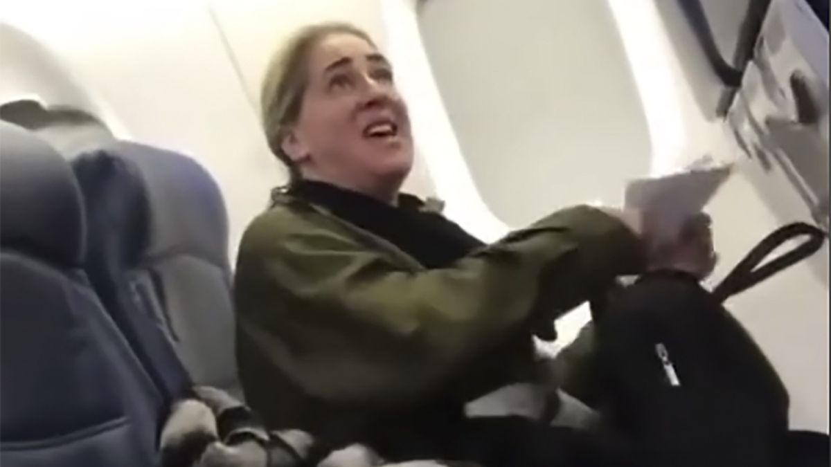 Krnąbrna pasażerka została wyrzucona z samolotu