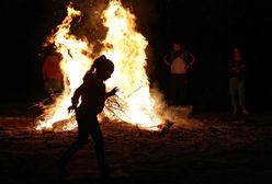 Matka z dziećmi ogrzewała się przy ognisku. Nie miała dokąd pójść