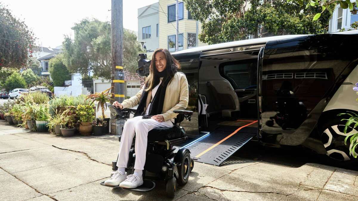 Pojazd jest zaopatrzony m.in. w automatyczną rampę, która opuszcza się do krawężnika