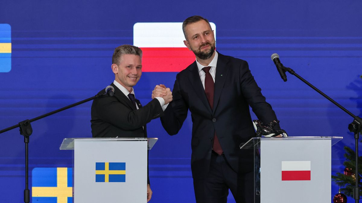 Warszawa, 17.12.2025. Wicepremier, minister obrony narodowej Władysław Kosiniak-Kamysz (P) i minister obrony Szwecji Pal Jonson (L) podczas uroczystości podpisania Memorandum ws. pozyskania okrętów podwodnych w programie ORKA, w 1 Bazie Lotnictwa Transportowego w Warszawie, 17 bm. (ad) PAP/Albert Zawada