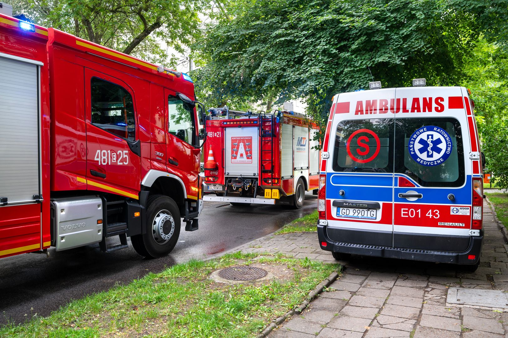 Tragedia przed domem. Nie żyje 67-latka, została przygnieciona przez bramę