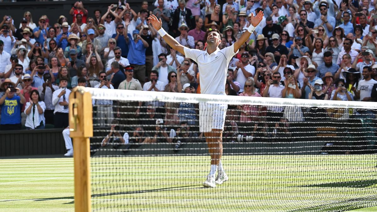 Novak Djokovic of Serbia celebrates winning the men's final match against Nick Kyrgios of Australia at the Wimbledon Championships, in Wimbledon, Britain, 10 July 2022. EPA/NEIL HALL EDITORIAL USE ONLY Dostawca: PAP/EPA.