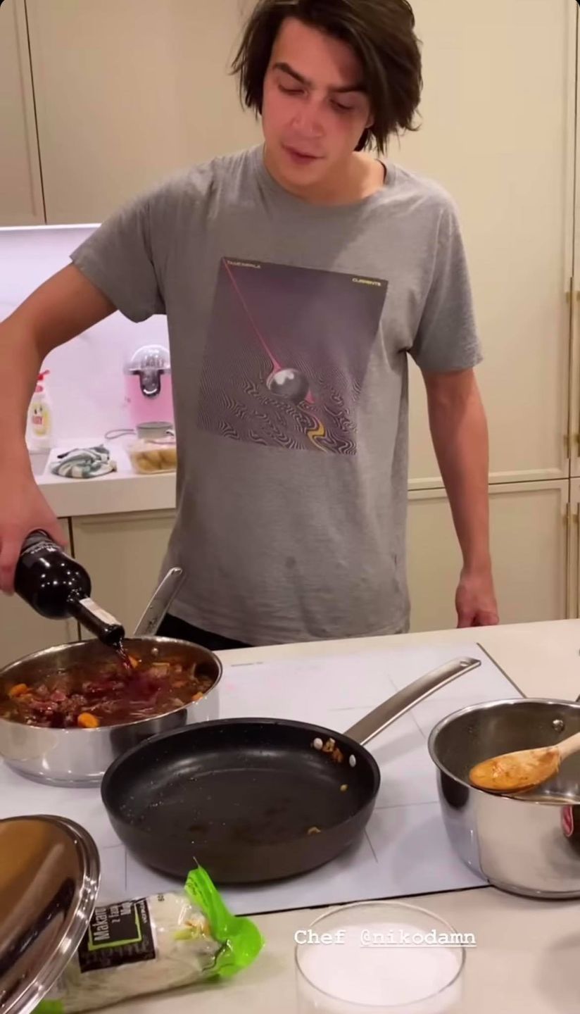 Nikodem Rozbicki gotuje ramen