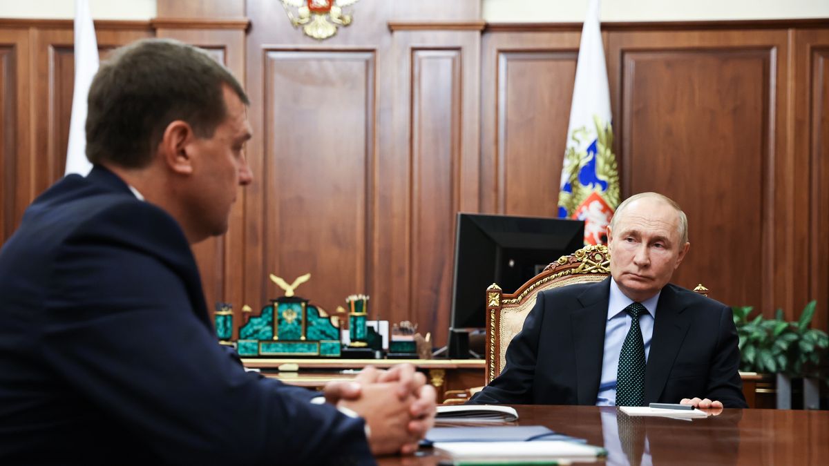 Russian President Vladimir Putin (R) attends a meeting with Yevgeny Balitsky, the Russian-installed Governor of the Zaporizhzhia region, at the Kremlin, in Moscow, Russia, 18 November 2024. EPA/VYACHESLAV PROKOFYEV/SPUTNIK/KREMLIN POOL MANDATORY CREDIT Dostawca: PAP/EPA.