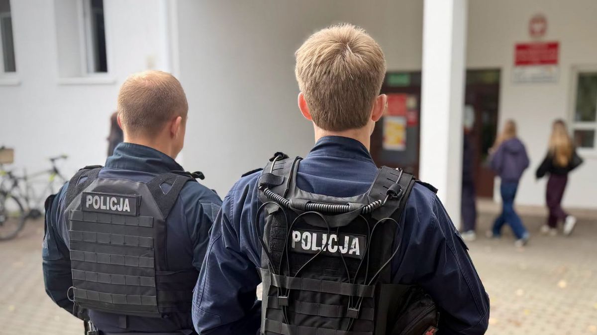 Policjanci przed jedną ze szkół w Pile.