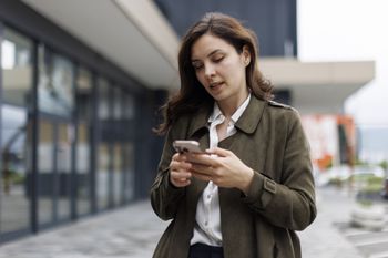 "Zaloguj się do relacji". Kampania społeczna o relacjach w cyfrowej codzienności