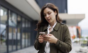 "Zaloguj się do relacji". Kampania społeczna o relacjach w cyfrowej codzienności