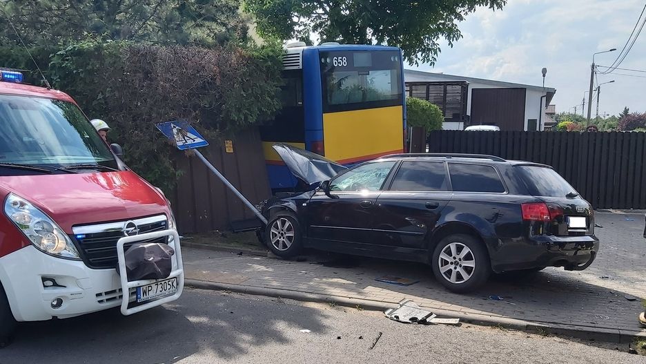 Gulczewo. Miejski autobus wjechał na posesję. 11 osób rannych 