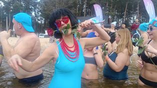 Morawica: Morsowanie nad zalewem z okazji Dnia Kobiet