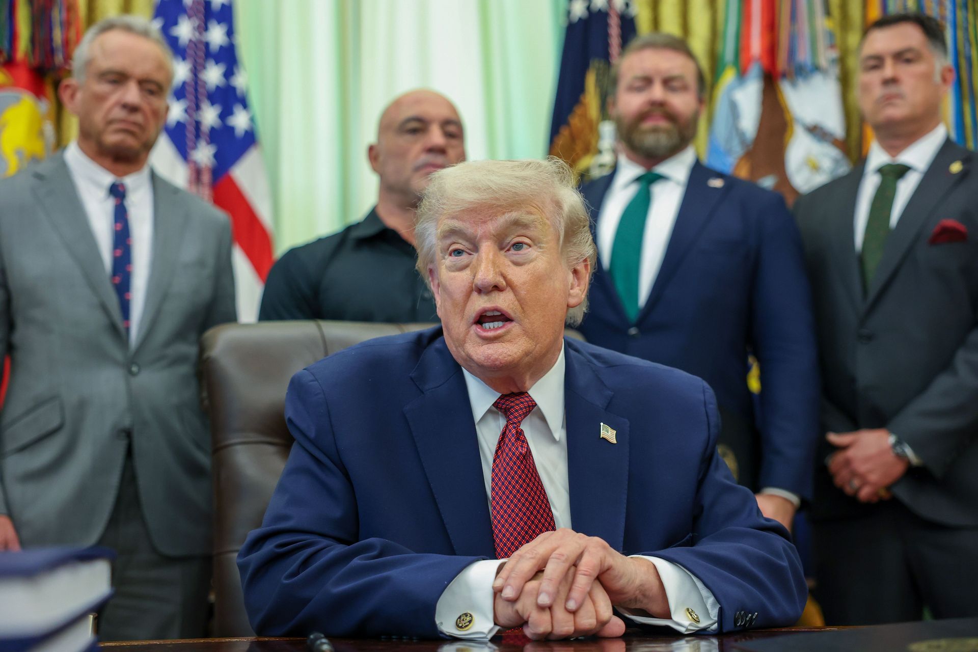 Trump przedłuża inwigilację