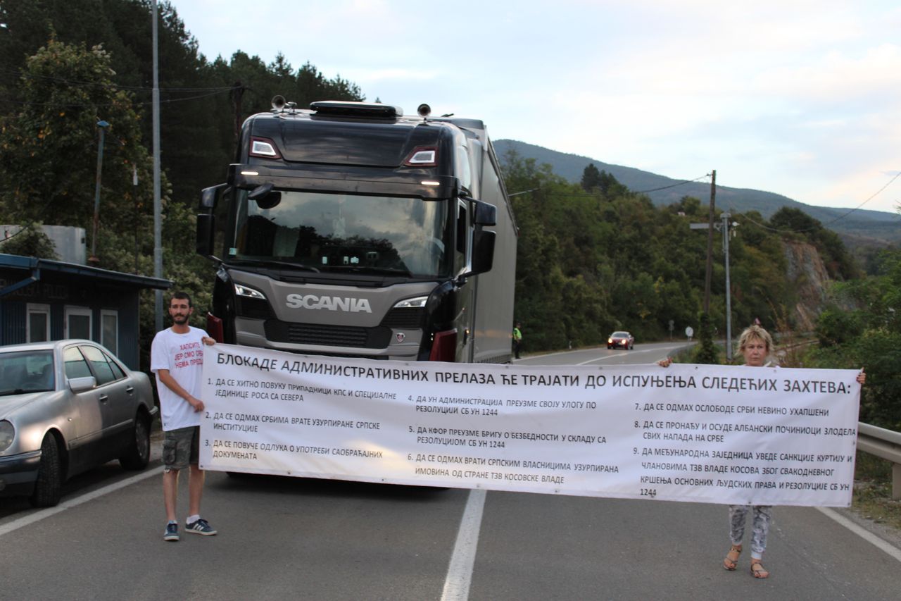 Protestierende blockieren Straßen in der Nähe der Grenzübergänge zwischen Serbien und Kosovo