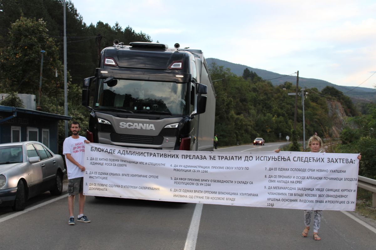 Protestujący blokują drogi w pobliżu przejść granicznych między Serbią i Kosowem