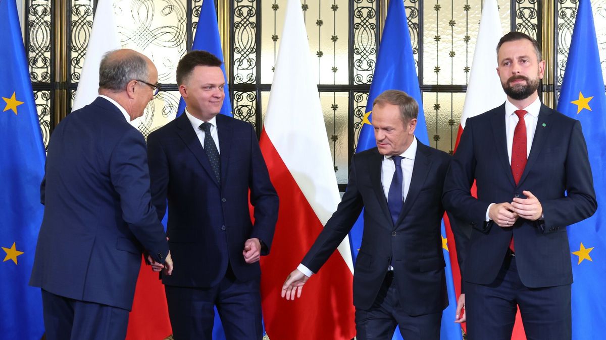 O?wiadczenie lider�w partii opozycyjnych
24.10.2023 Warszawa Oswiadczenie liderow opozycji Przewodniczacego Platformy Obywatelskiej - Donalda Tuska, Przewodniczacego Polska 2050 - Szymona Holowni, Prezesa Polskiego Stronnictwa Ludowego - Wladys?awa Kosiniaka-Kamysza i Przewodniczacego Nowej Lewicy - Wlodzimierza Czarzastego przed konsultacjami z prezydentem po wyborach parlamentarnych na temat tworzenia nowego rzadu
 fot Andrzej Iwanczuk/REPORTER
n/z: Wlodzimierz Czarzasty, Szymon Holownia, Donald Tusk, Wladyslaw Kosiniak-Kamysz
Andrzej Iwanczuk/REPORTER