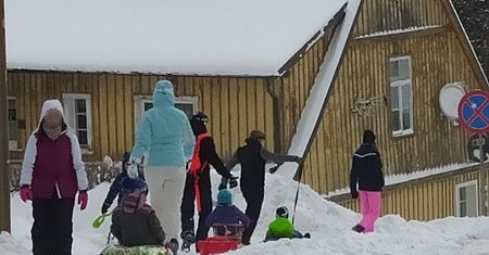 Ferie 2021. Tłumy turystów w Szklarskiej Porębie. "Gotówka do ręki i wszyscy zadowoleni"