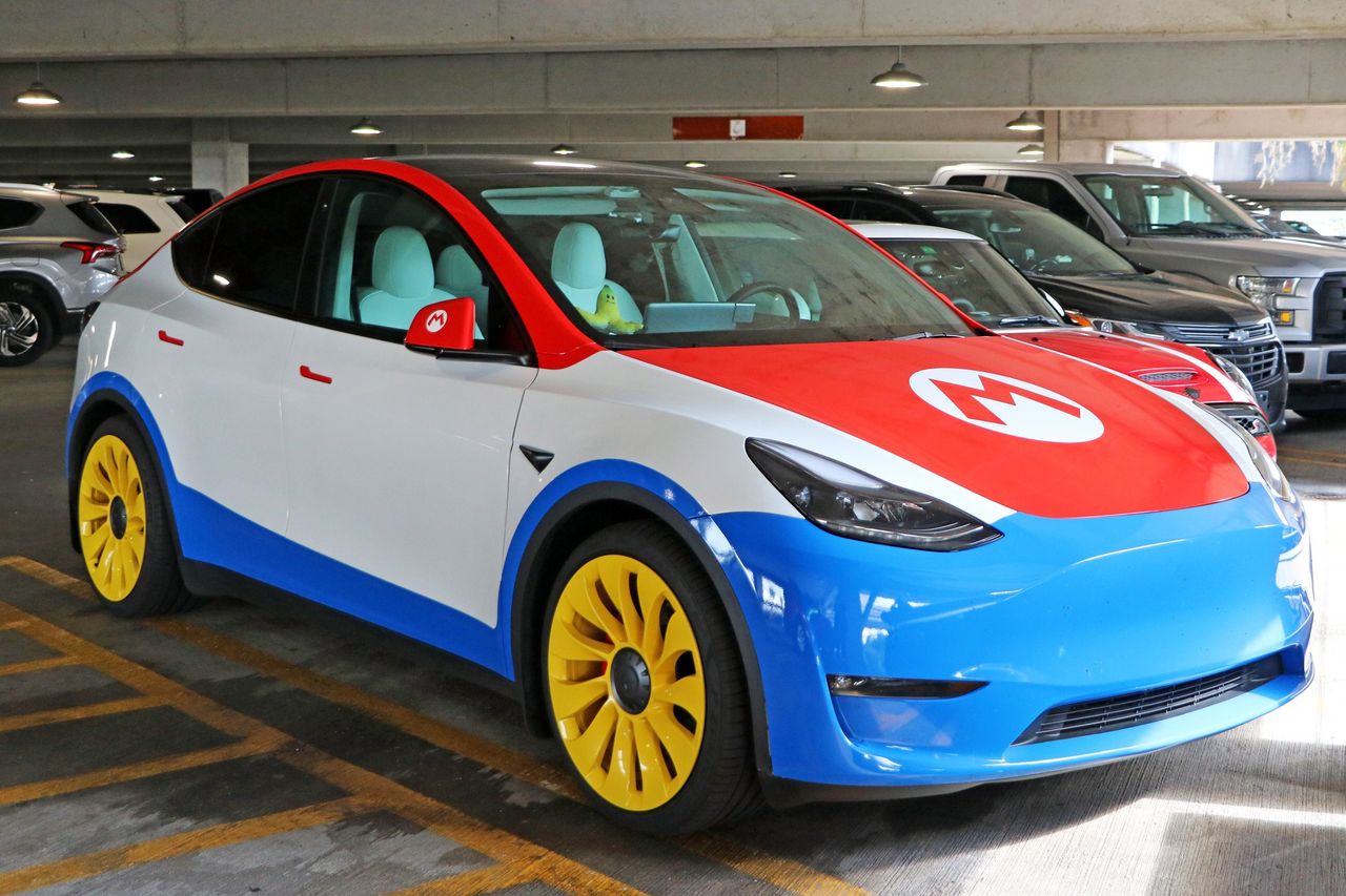 Ta Tesla model Y wygląda, jakby właśnie wyjechała ze świata Super Mario