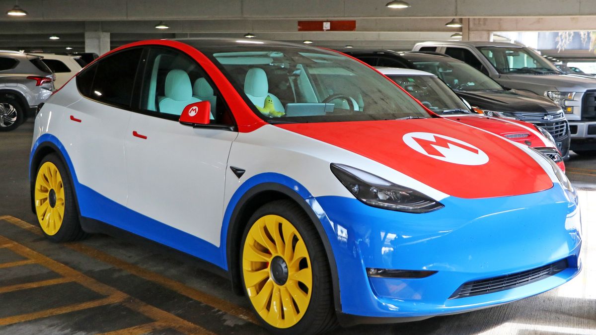Ta Tesla model Y wygląda, jakby właśnie wyjechała ze świata Super Mario