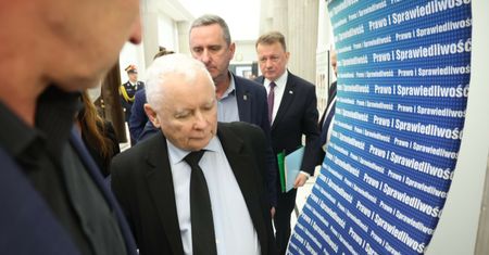 Prezes PiS bez ochrony? Suski ostro komentuje decyzję Hołowni