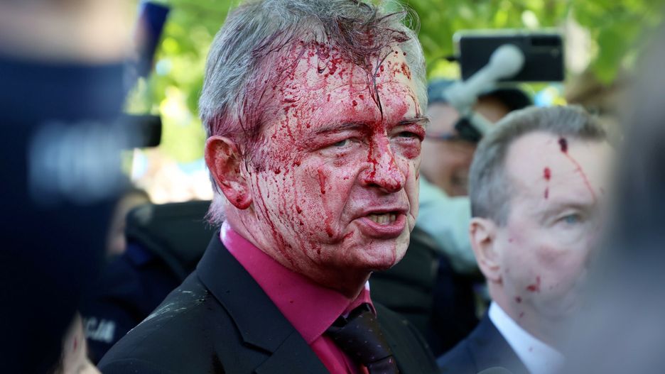 Dzie? Zwyci?stwa przy Mauzoleum ?o?nierzy RadzieckichFot. Piotr Molecki/East News, Warszawa, 09.05.2022. Dzien Zwyciestwa przy Mauzoleum Zolnierzy Radzieckich w Warszawie. Zlozenie wienca przez ambasadora Rosji. N/z ambasador Siergiej Andriejew oblany czerwona farba.Piotr Molecki