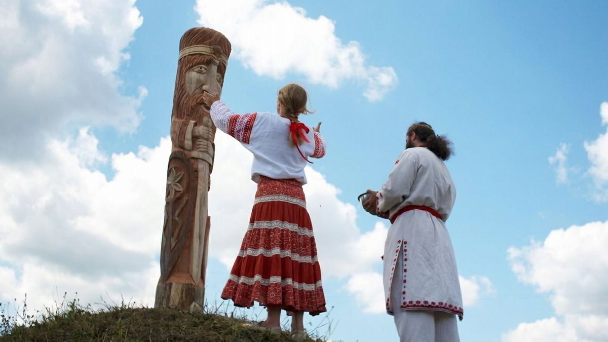 Ukraińscy rodzimowiercy oddający cześć Perunowi