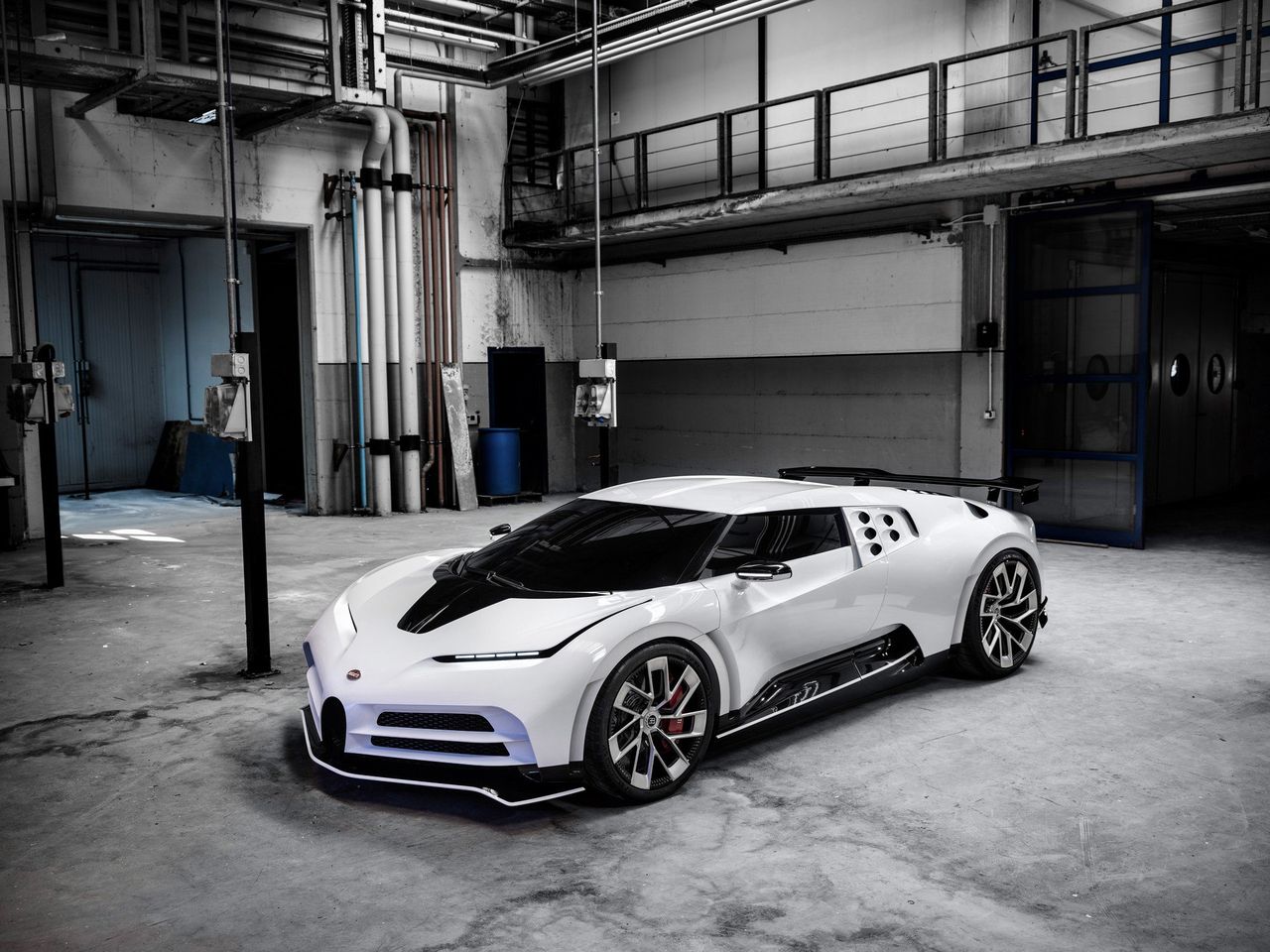 Bugatti Centodieci w całej okazałości. Jest mocniejsze niż Chiron