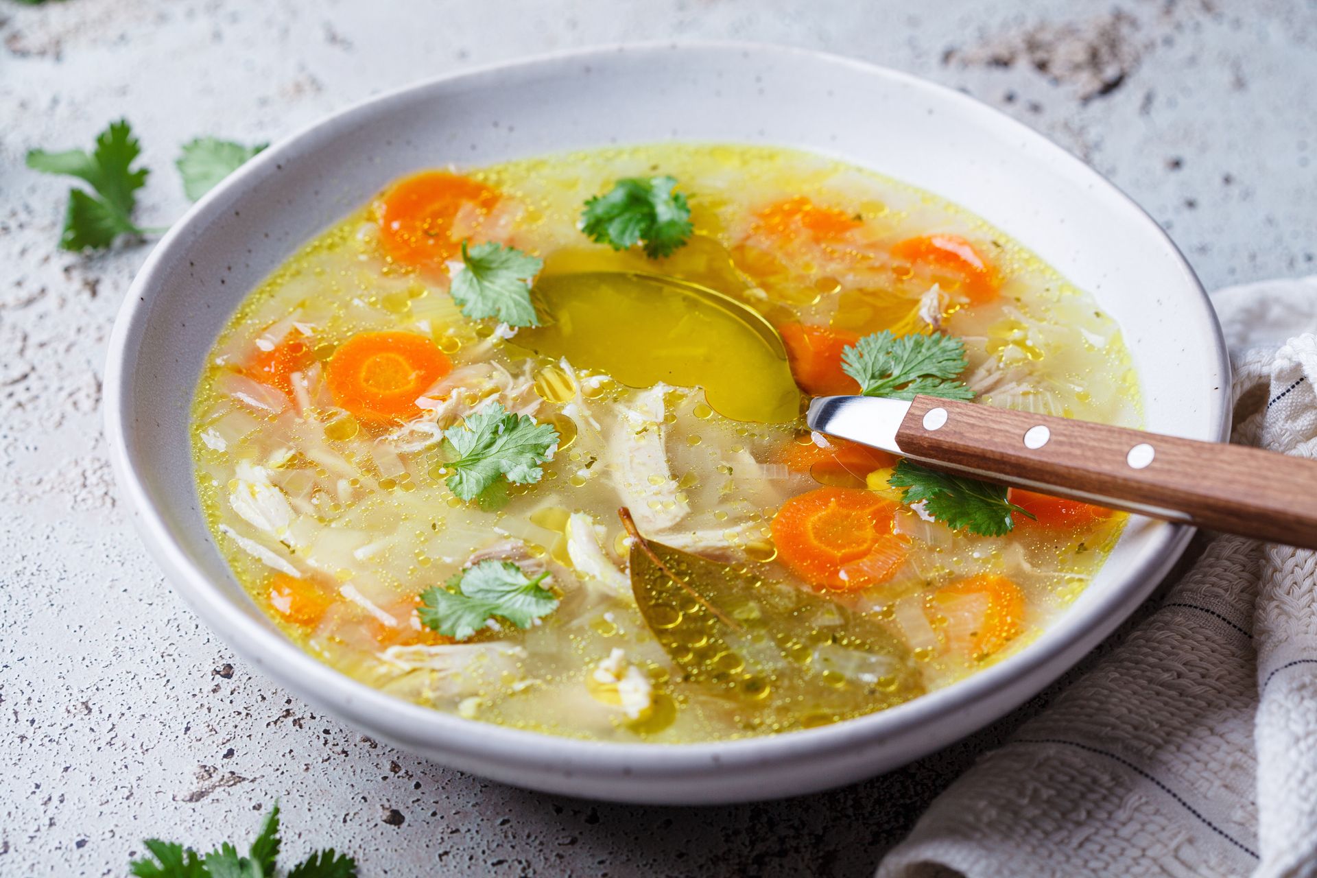 Sypiesz ją bez opamiętania do każdej zupy. Sprawdź, co naprawdę kryje ta "warzywna" przyprawa