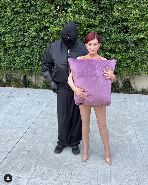 Sharon Osbourne pozuje okryta poduszką. Przebrała się za żonę Kanye Westa